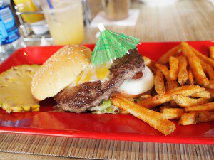 ワイキキのCheeseburger in Paradiseにて。肉がめちゃうま！