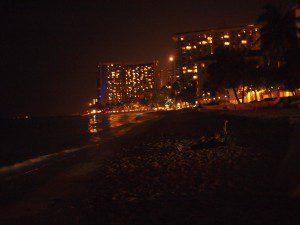 夜のワイキキビーチも綺麗っす
